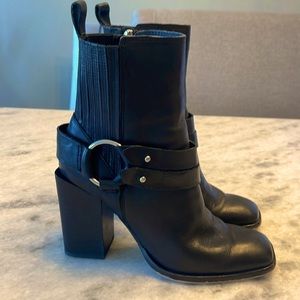 Dolce vita high heeled black leather bootie with side zip. Size 7M